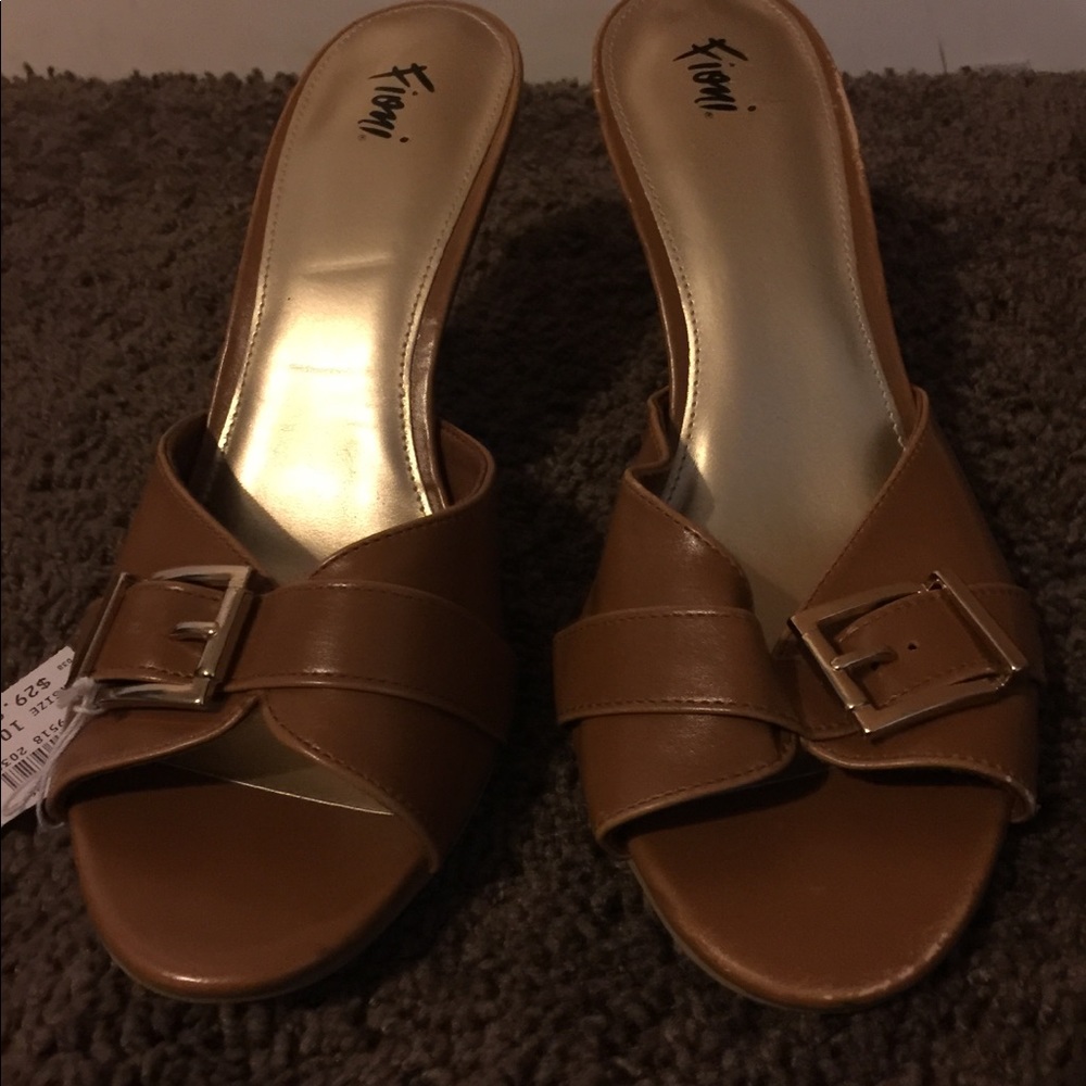 Slide with heel and top buckle.